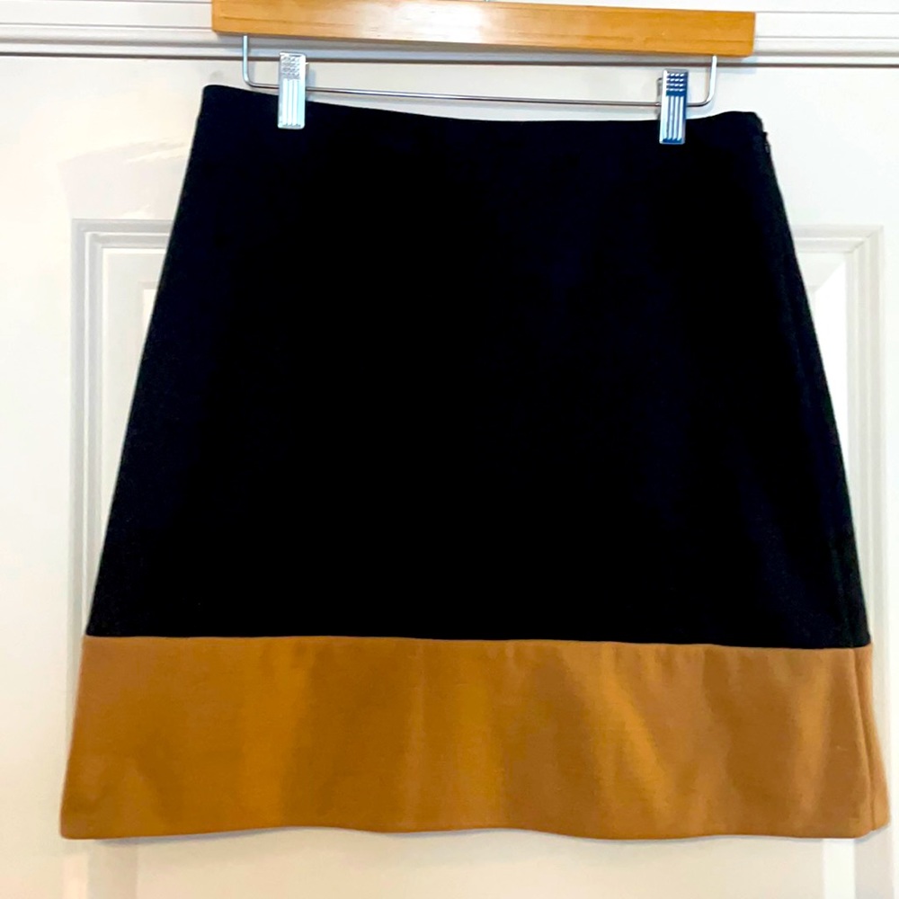 Ann Taylor | a-line black mini with tan trim | 6